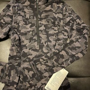 Lululemon-Run Briskly 1/2 Zip